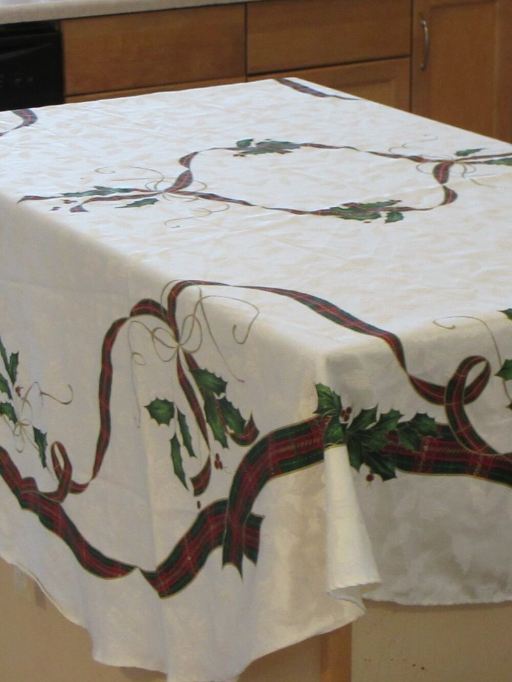 Christmas Round Table Cloth In nice shape - Picture 3 of 15